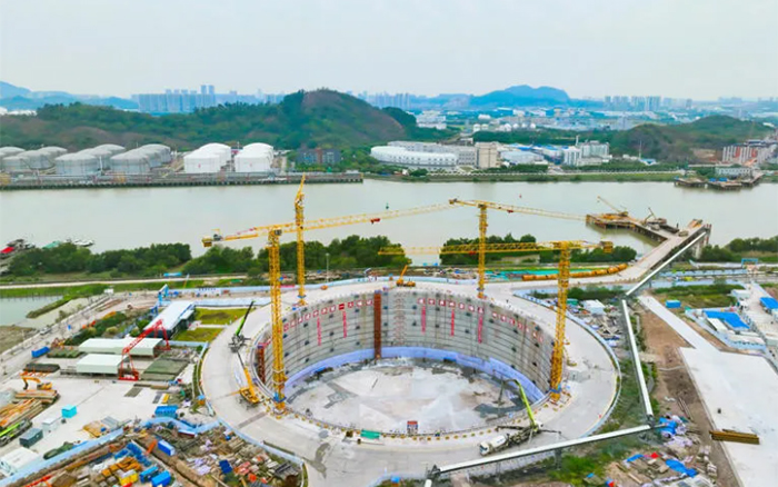 “定海神针”立珠江，徐工挑起超级工程建设大梁