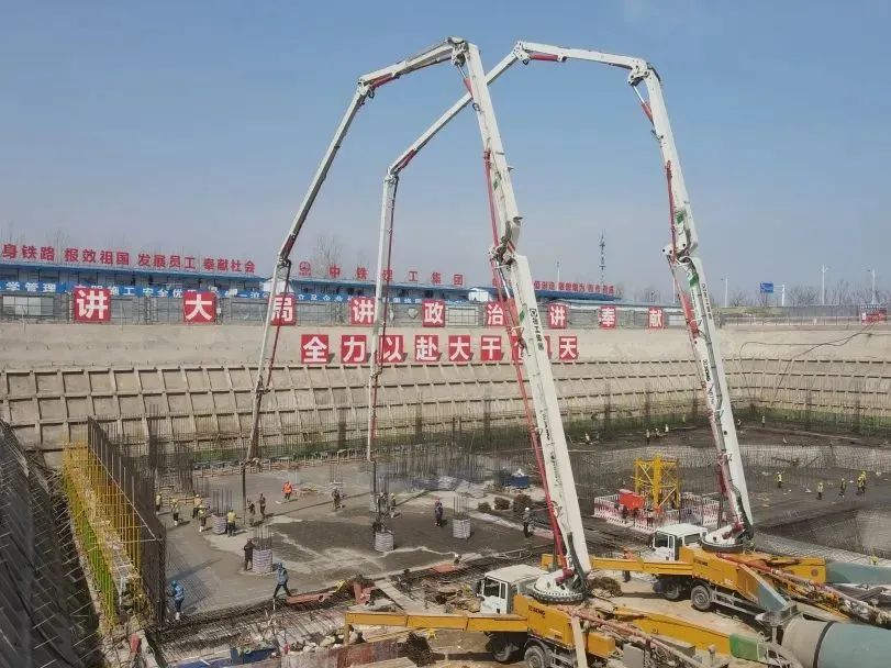 再创纪录！徐工大米数泵车助建青岛西海岸“第一高”