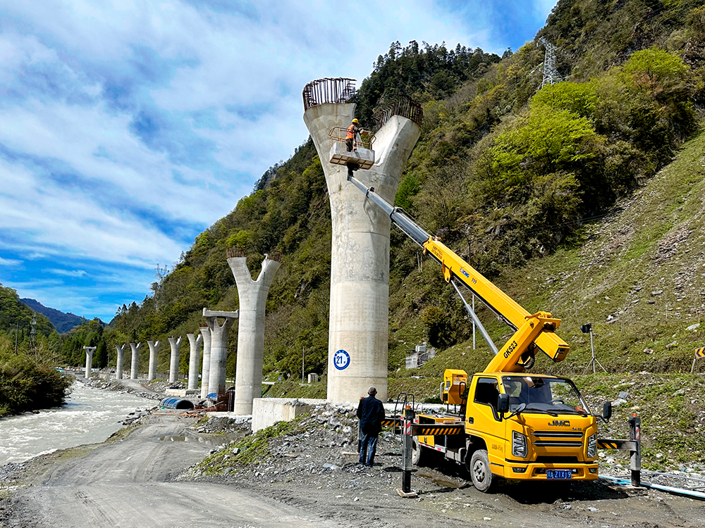 徐工高空作业车架成四山地轨道“天轨”，显中国基建实力