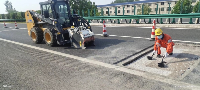 徐工滑移装载机助力高速公路修复