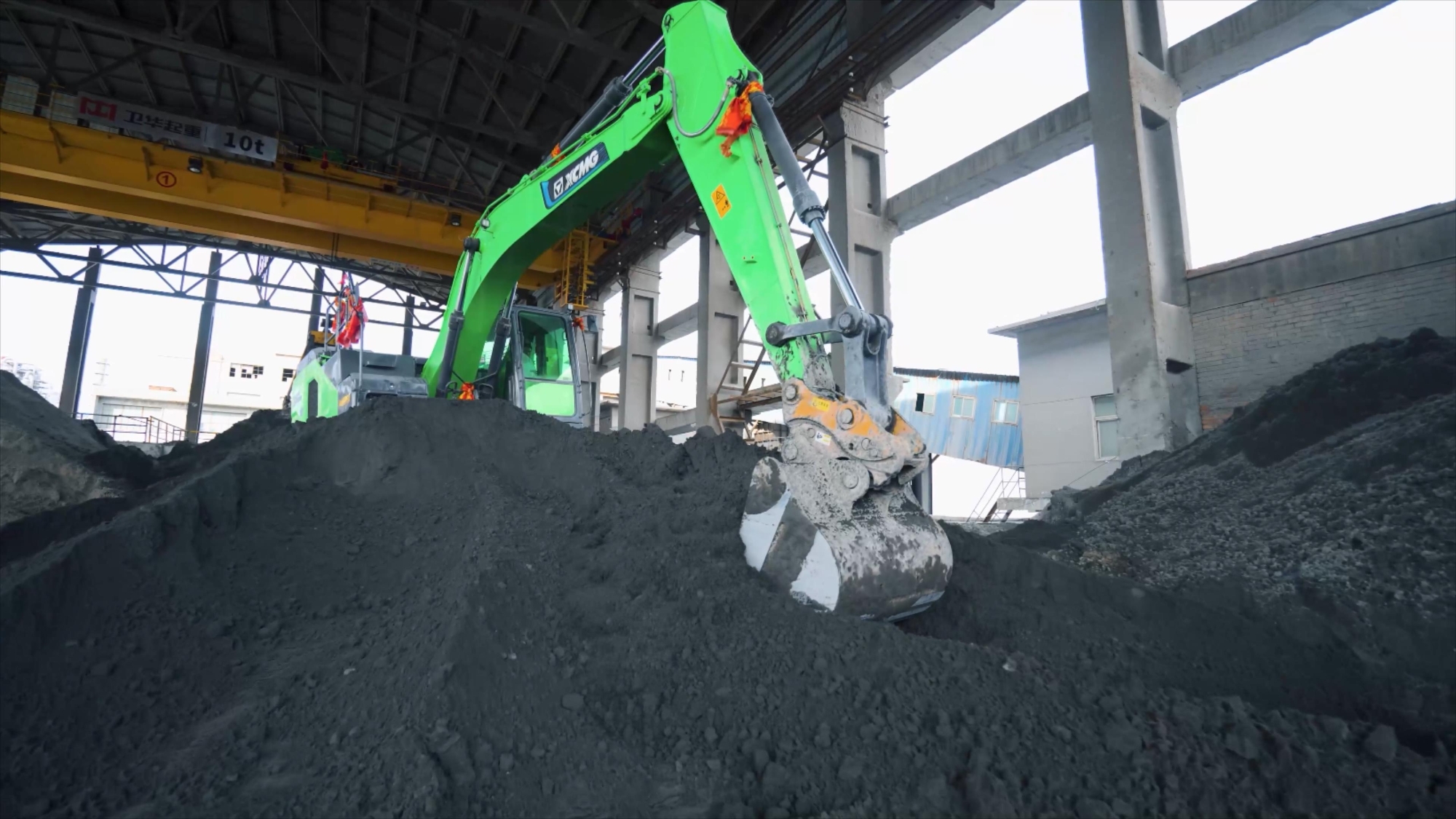 绿色动力护航安全施工！徐工XE215EV纯电挖掘机闪耀甘肃磷矿基地
