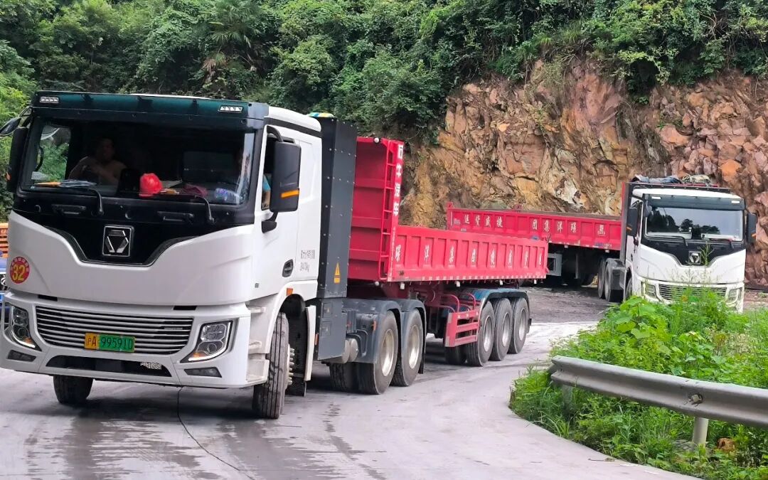 短倒利器！徐工400度6&times;4标载版牵引车为何备受客户青睐？